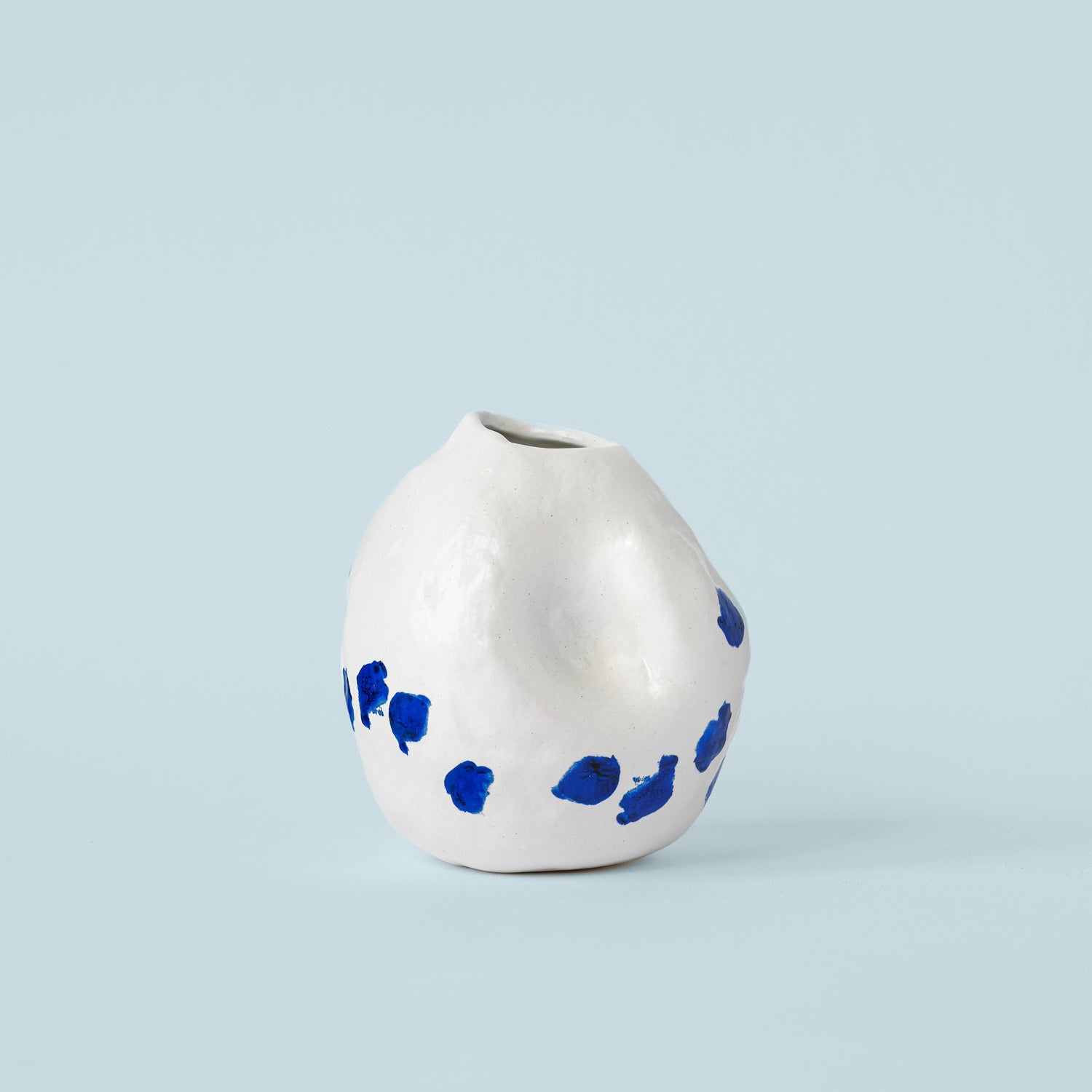Vivee Home Kara White and Blue Porcelain Vase