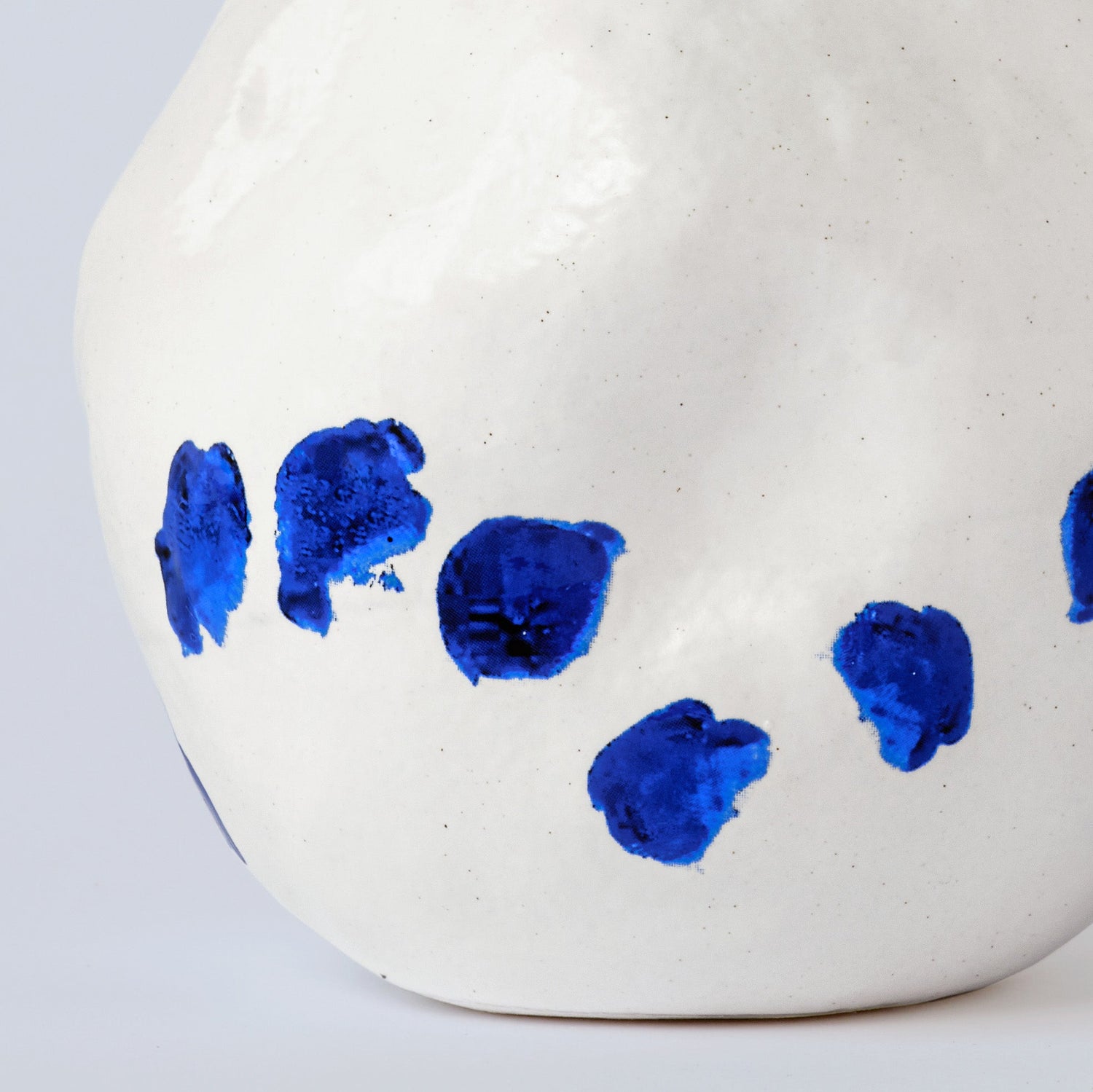 Vivee Home Kara White and Blue Porcelain Vase