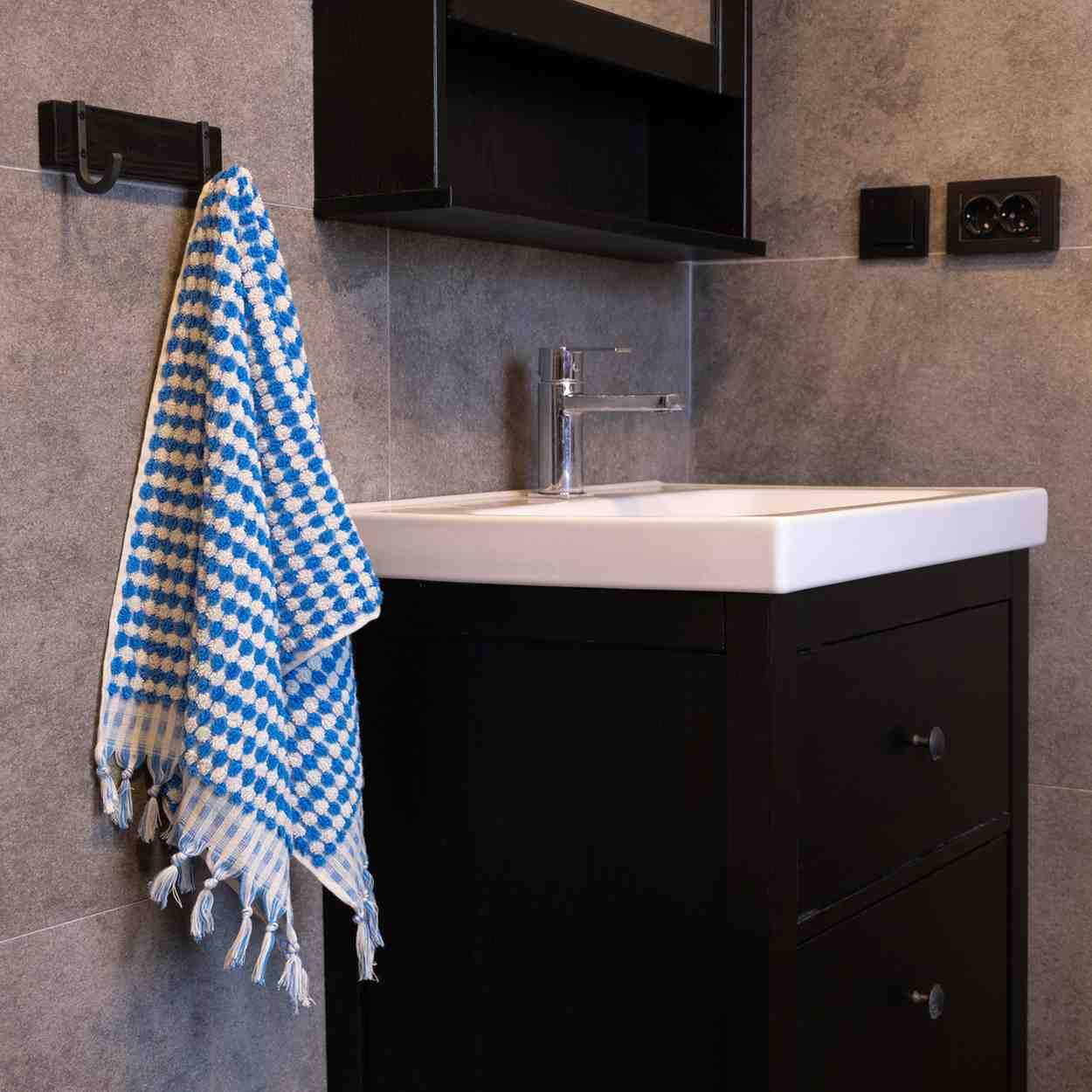 Pom Pom Hand Towel